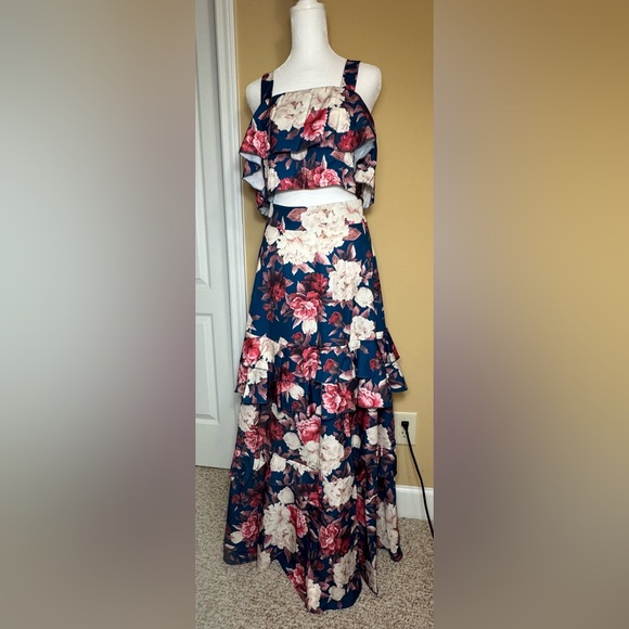 New 2 Piece Floral Ruffle Top And Maxi Skirt Size Med - Picture 3 of 12
